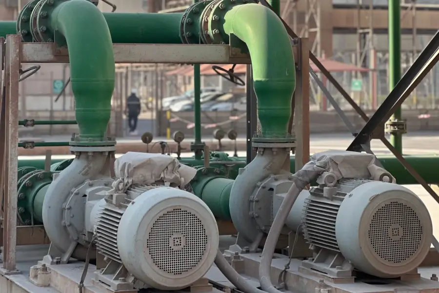Motores elétricos de bombas industriais usados na demonstração de revisão por imagem