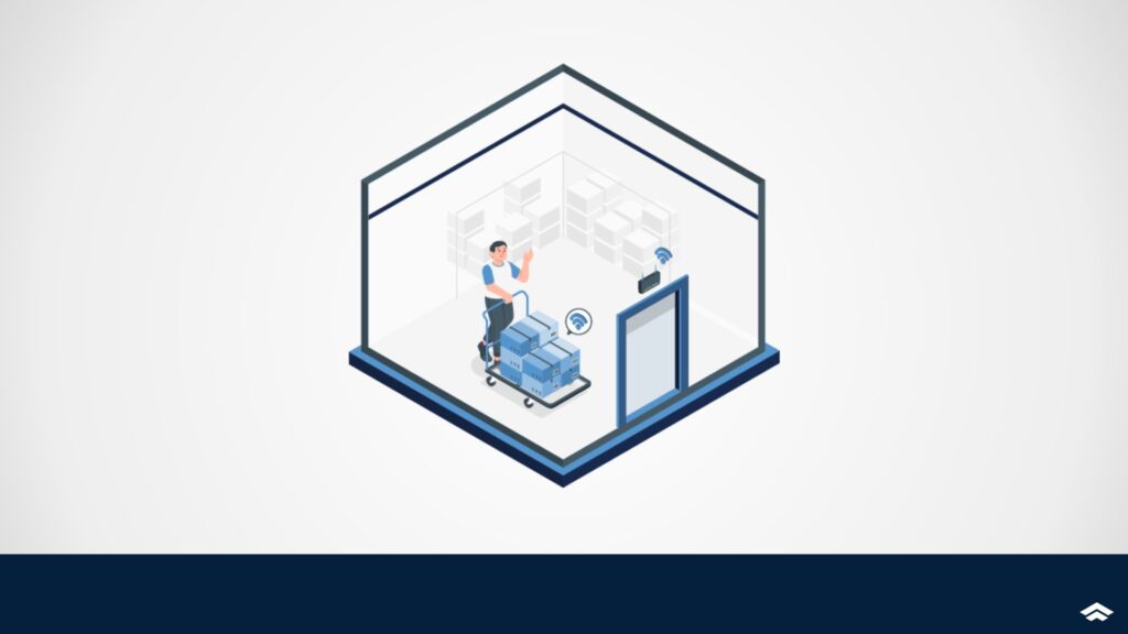 Portal RFID: o que é e como funciona? Funcionário transportando caixas com etiquetas RFID por um portal RFID em área de estoque, permitindo leitura automática e controle preciso de inventário.