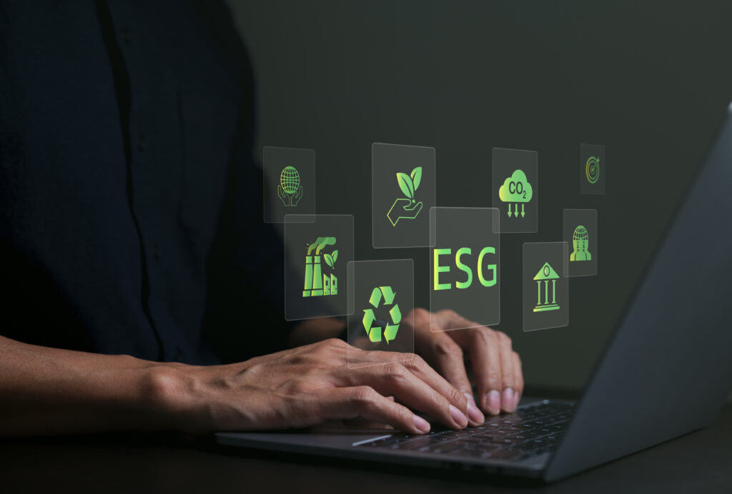 empresario usa um computador para analisar dados esg e ícones aparecem na tela conectando com COP 30